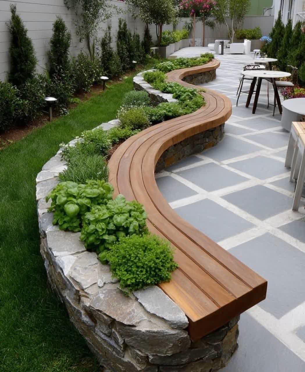 Лавочка в саду